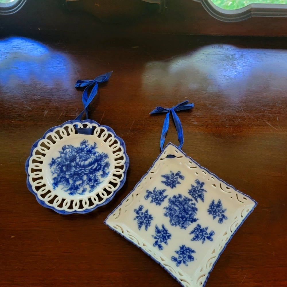 2 delph decorative plates